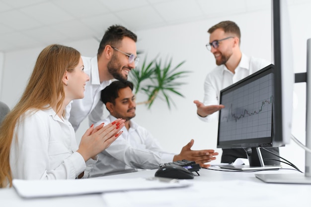 Люди працюють з фінансами